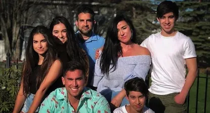 Liam Anand (a la extrema derecha), con su madre Nadine, su padre Sanjiv, sus dos hermanas y dos hermanos.