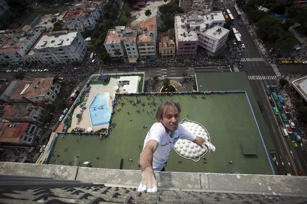 Cuba - El francés Alain Robert, conocido como el Hombre Araña, escala por la fachada del hotel Habana Libre