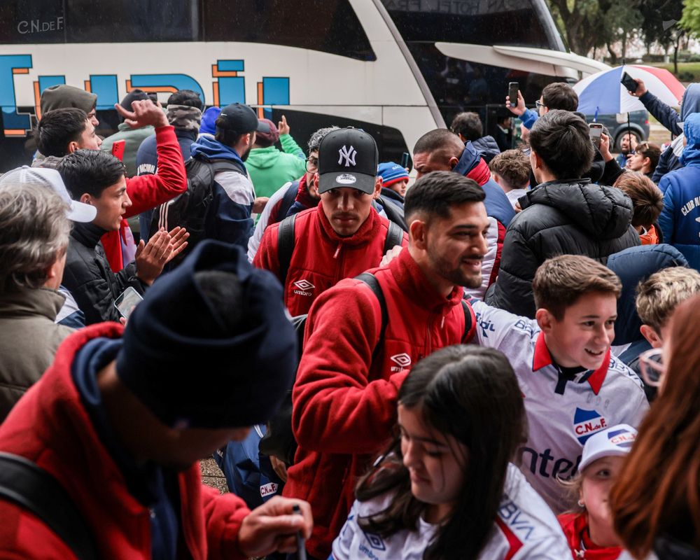 Nacional en su llegada a Fray Bentos para jugar un amistoso