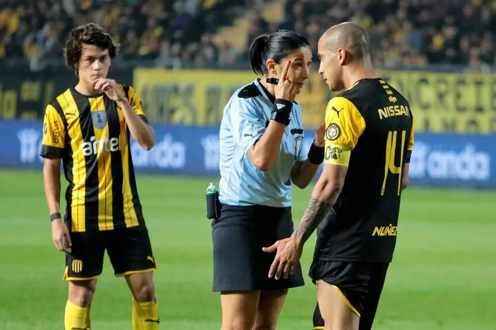 Claudia Umpiérrez con Guzmán Pereira; atrás Facundo Pellistri