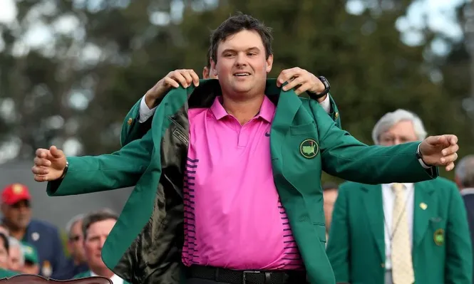 Reed con la anhelada chaqueta verde de Augusta