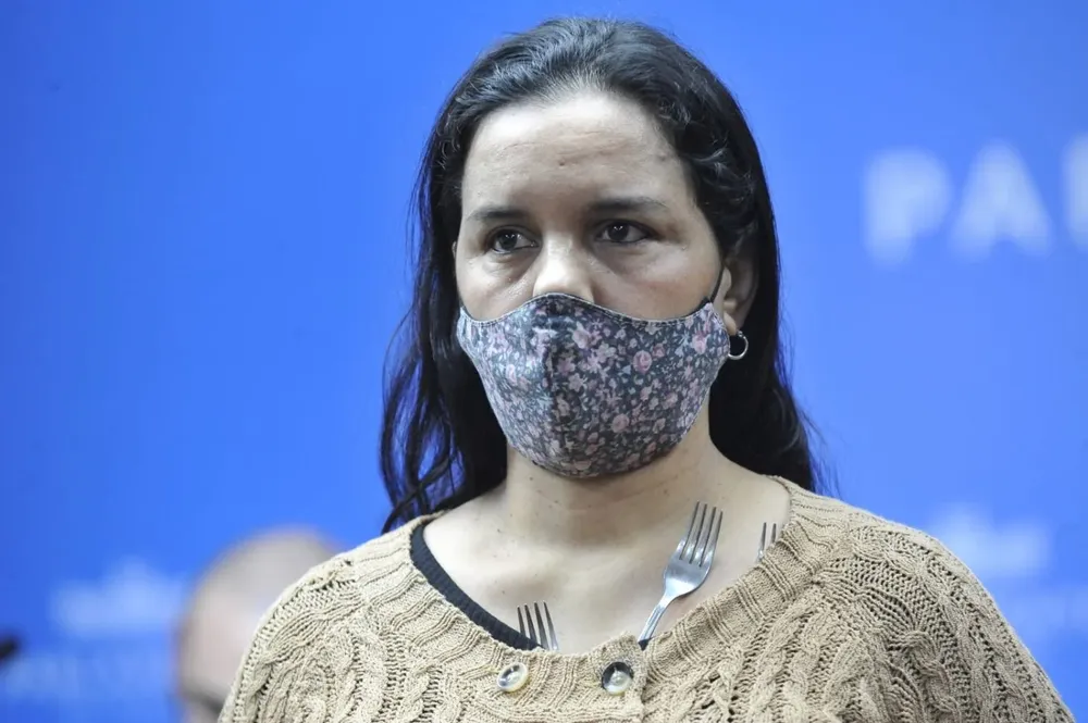 Vega mostró ante la prensa uruguaya con tenedores e imanes a Dahiana y Yenny