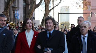 La vicepresidenta Victoria Villarruel y el presidente Javier Milei llegando al Tedeum por el Aniversario 208° de la declaración de Independencia Argentina en la Catedral Metropolitana de Buenos Aires.