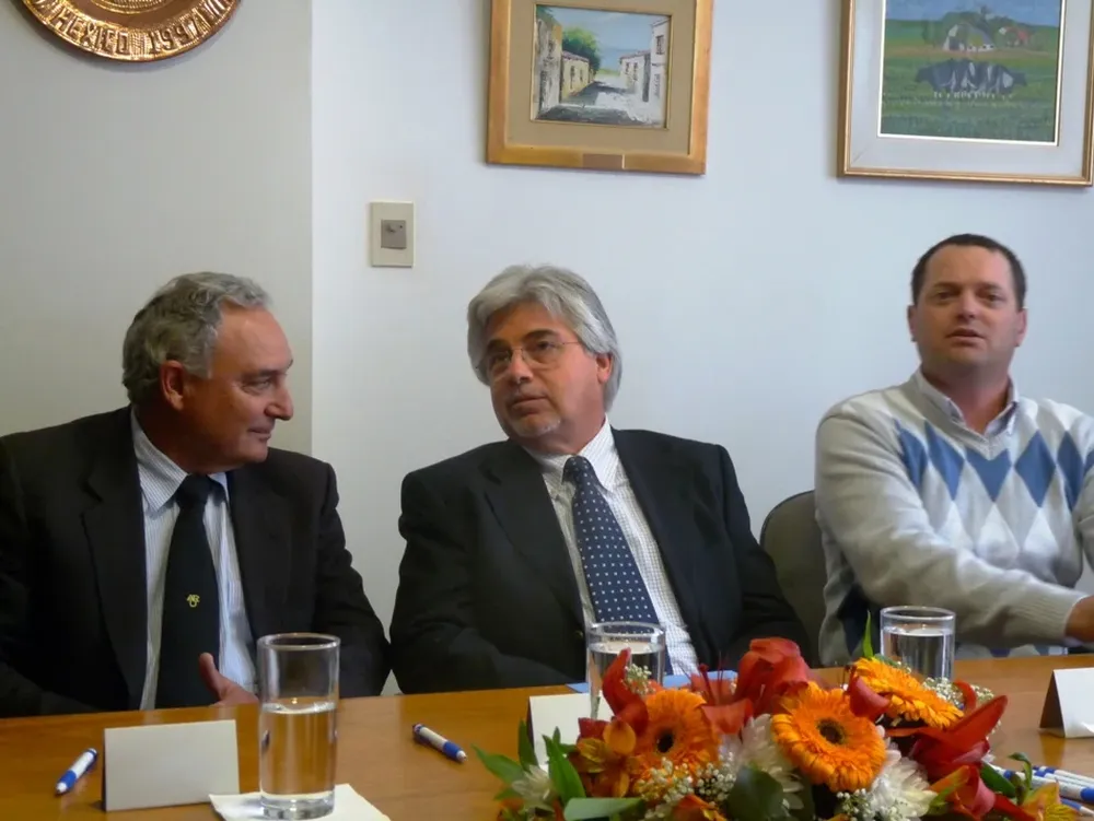 Pablo Zerbino, Tabaré Aguerre y Fernando Raggio, durante la firma del convenio en la sede de Holando.