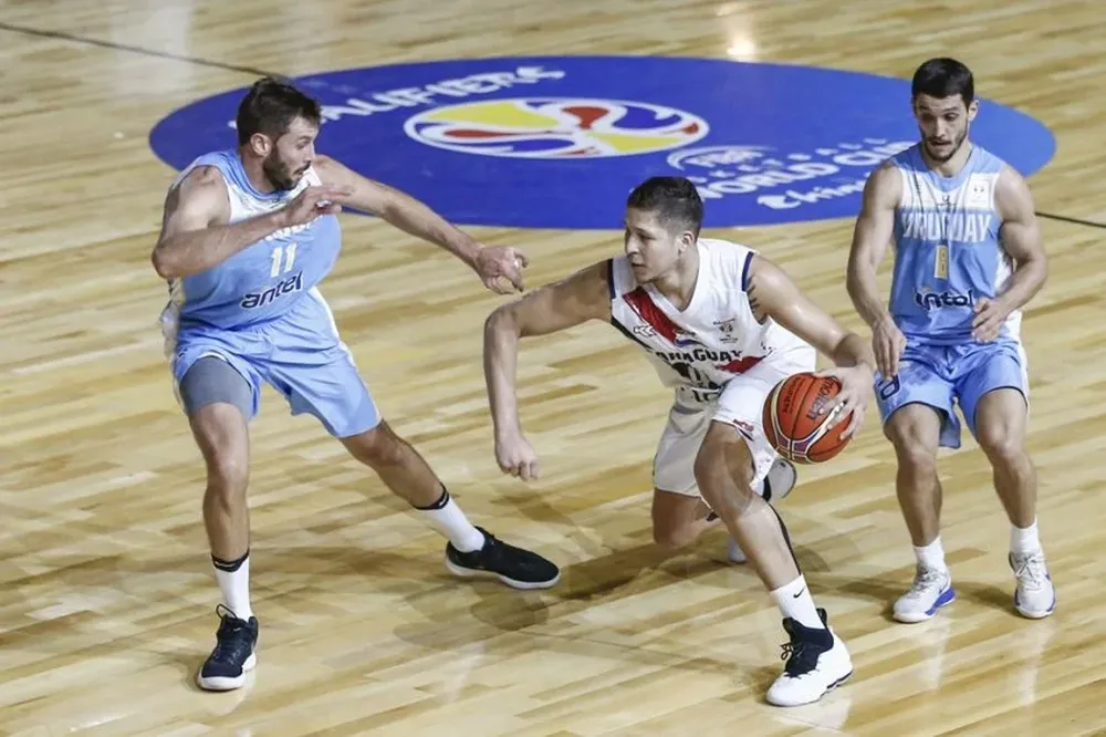 Sebastián Izaguirre y Marcos Cabot durante el partido del jueves.