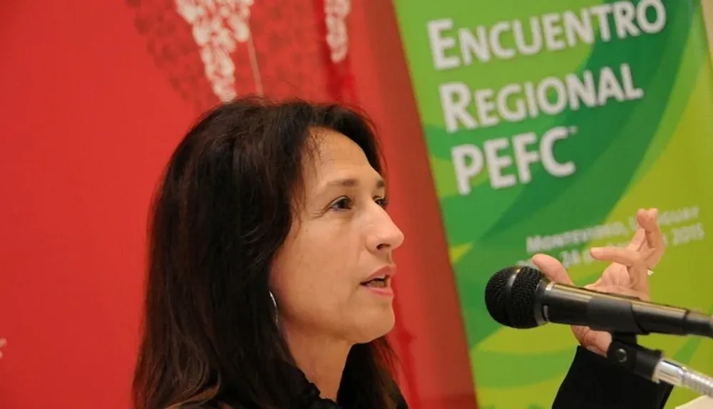 Ana Belén disertando sobre la importancia de la forestación con certificación de sostenibilidad