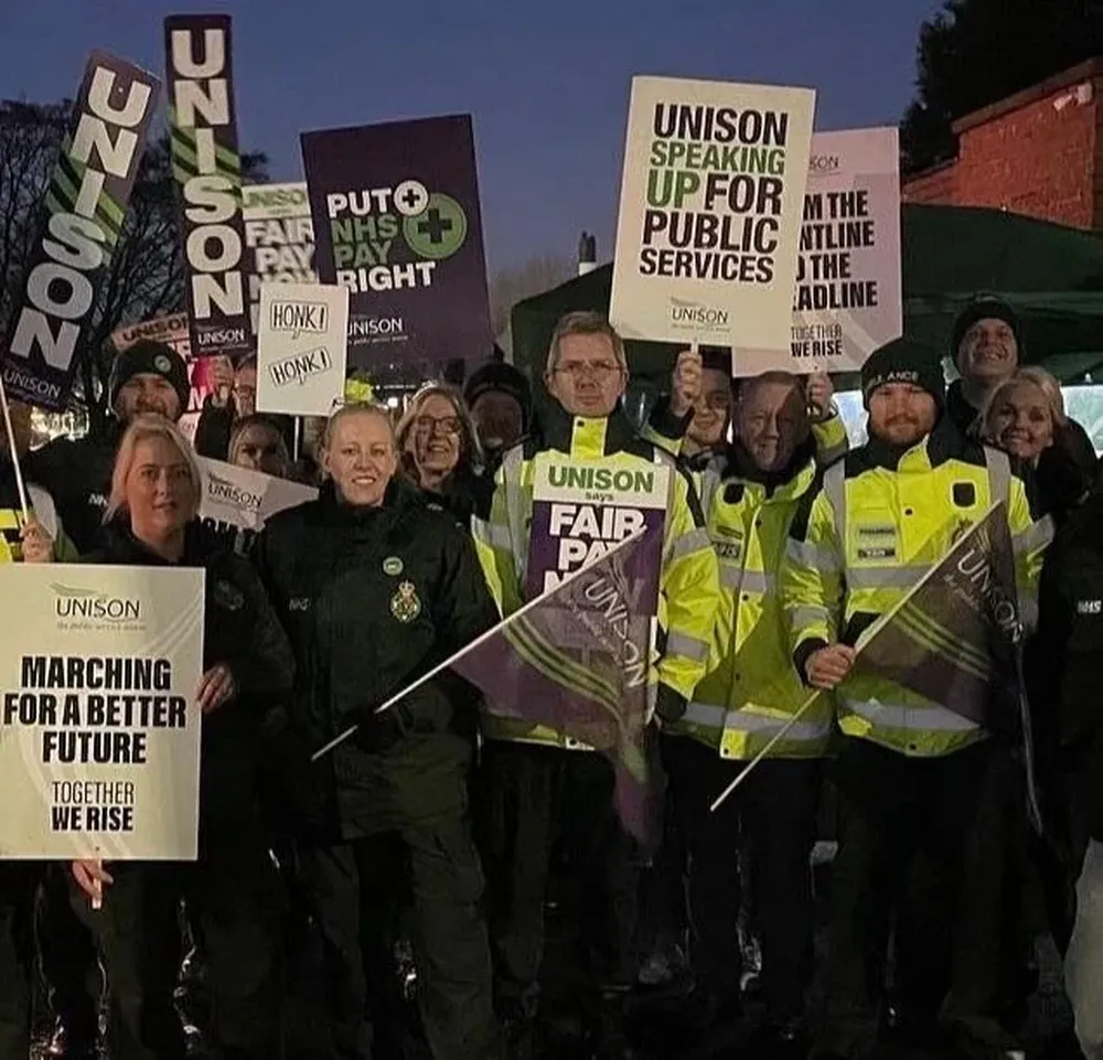 huelga del personal afectado al servicio de ambulancias puso bajo presión a las autoridades británicas debido a los riesgos que implica para las personas que requieren una atención urgente, medida de fuerza que también afecta el normal funcionamiento de los hospitales, ya que se suspendieron los traslados programados y otros servicios anexos.