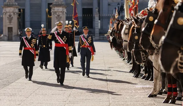 El Rey Felipe VI (3i) durante la Pascua Militar, en el Palacio Real, a 6 de enero de 2024, en Madrid (España).