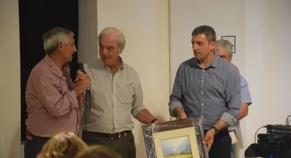 Gabriel Fernández Secco y Alejandro Pérez Viazzi entregan un reconocimiento a Álvaro Ambrois.