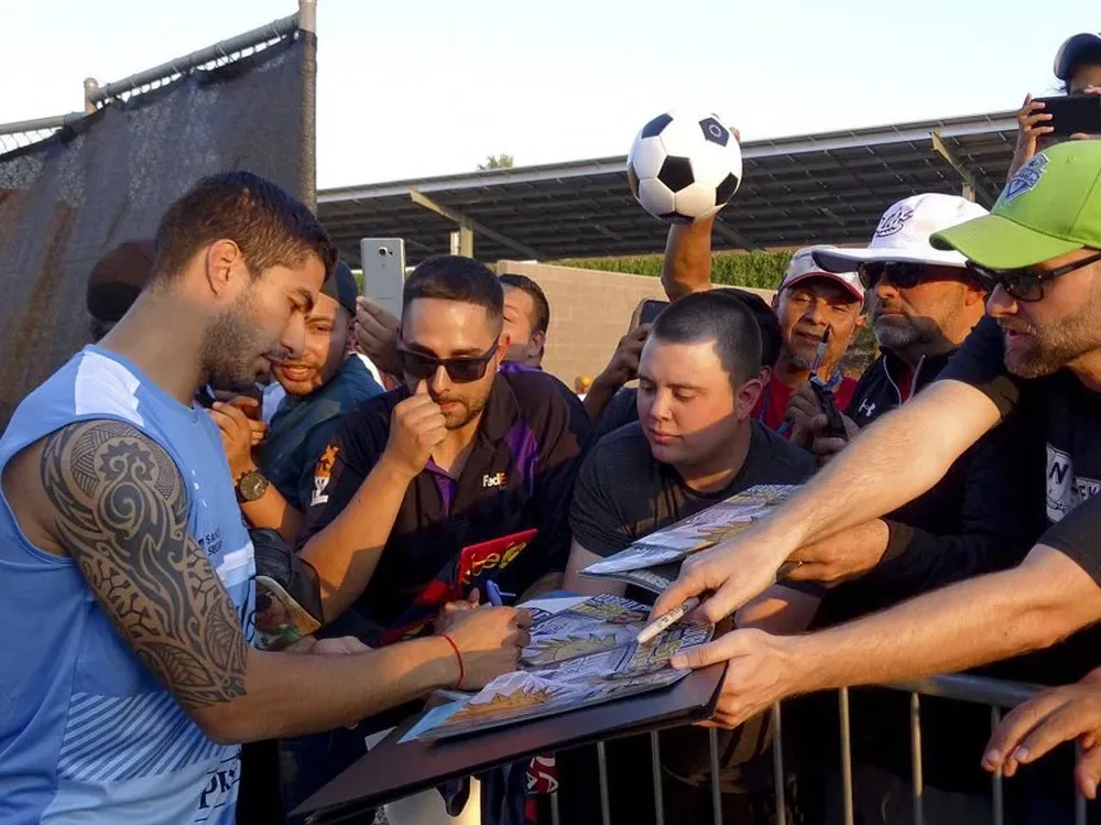 Luis Suárez firmando autógrafos