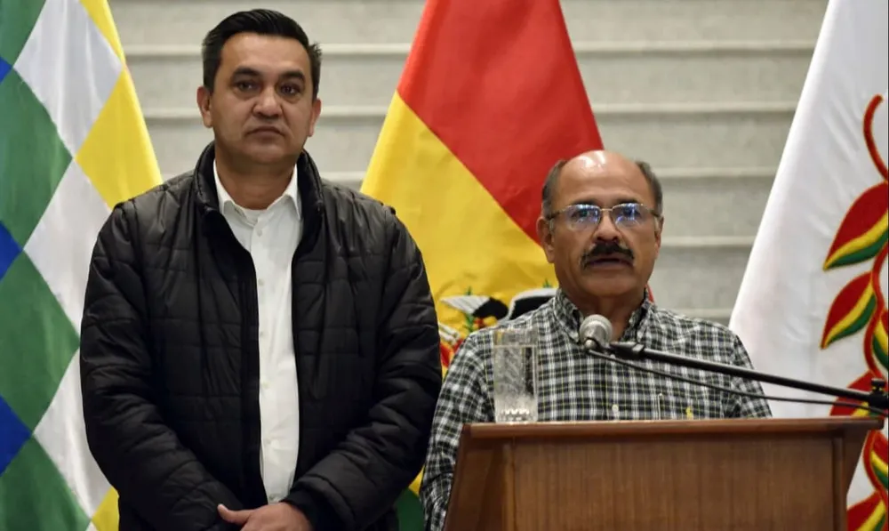 El ministro de Salud de Bolivía Anibal Cruz (derecha) junto al secretario de la Presidencia, Yerko Nuñez