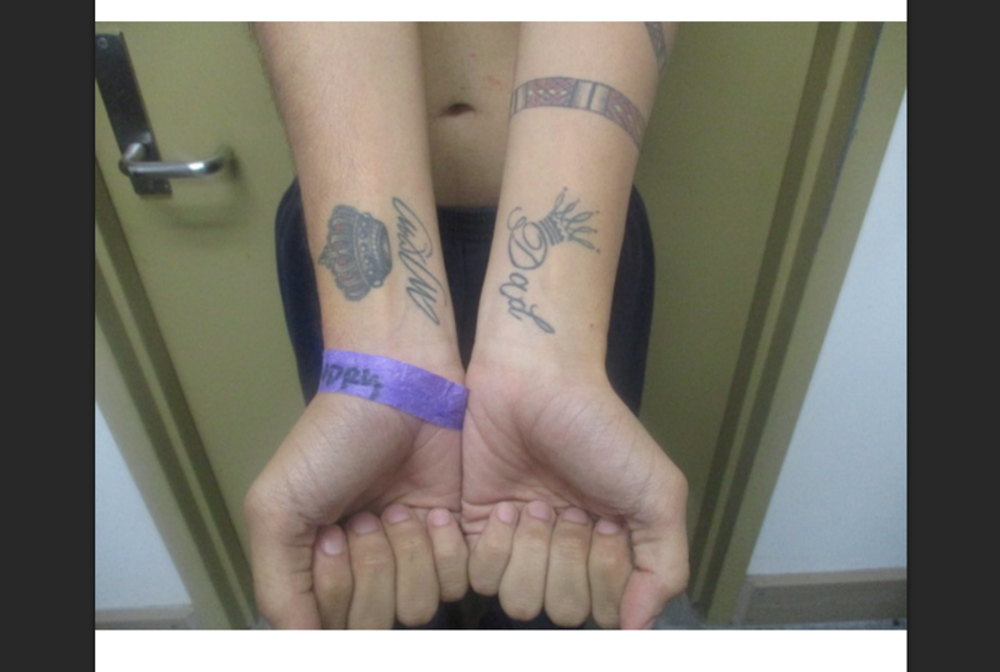 Los tatuajes de Andry Hernández en sus muñecas.