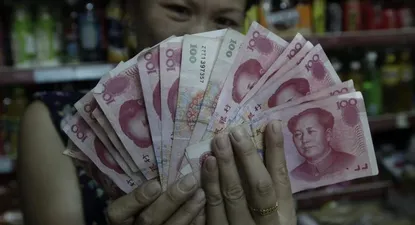 Banco central de China devalúa el yuan tras débiles datos económicos
