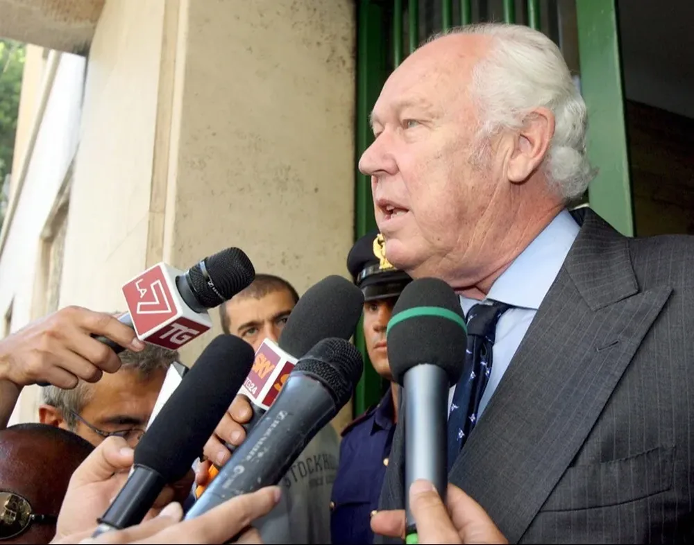 Víctor Manuel fue investigado y acusado de la muerte de un turista alemán en Cócega y también fue procesado en un caso de proxenetismo.