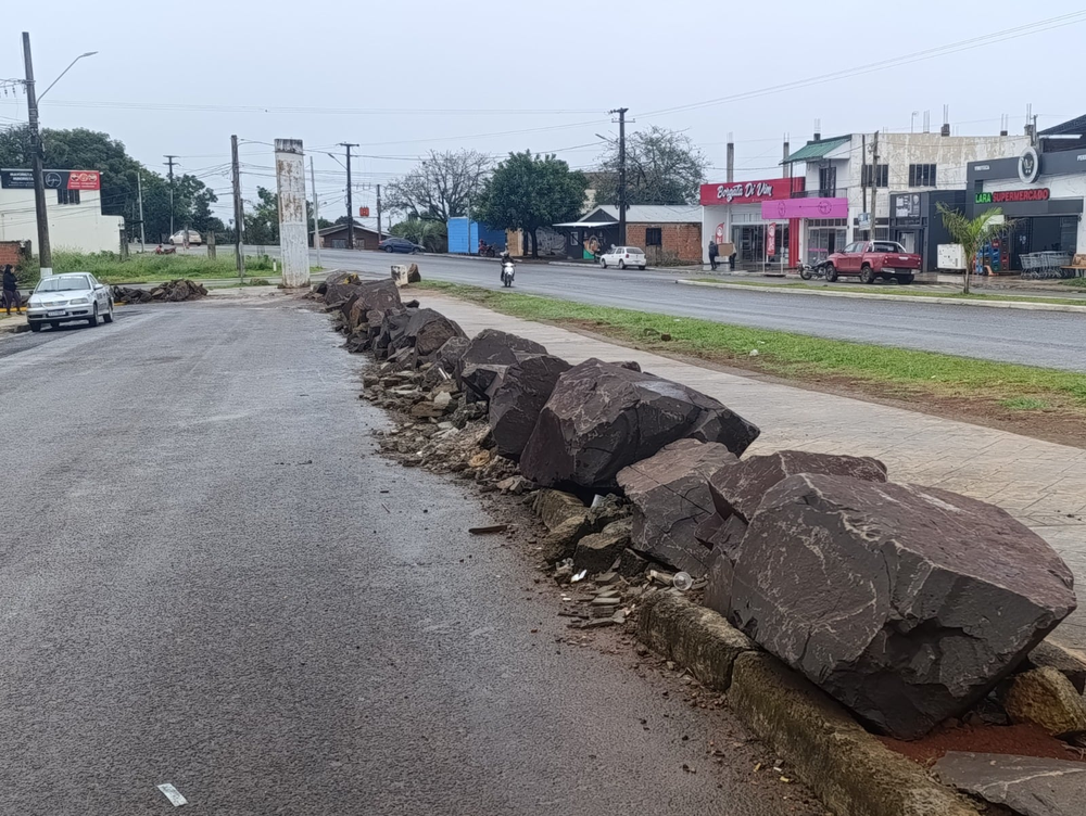 Frontera seca con un muro de piedras entre Misiones y Brasil