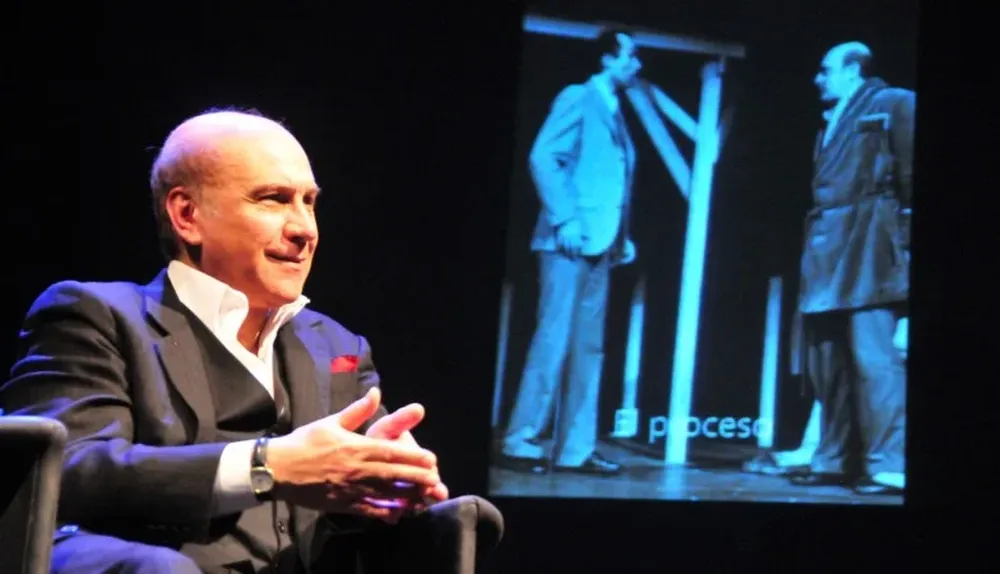 Levón charlando en la Sala Verdi