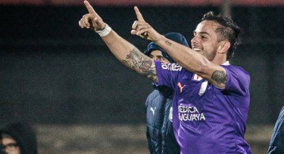 Octavio Rivero celebra el 1-1 para Defensor Sporting