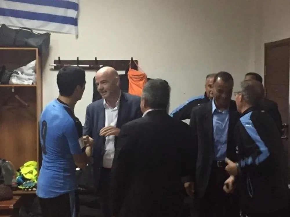 Infantino con Suárez en el vestuario de Uruguay