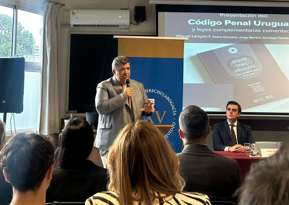 Jorge Barrera en la presentación de su último libro en la Universidad de Montevideo