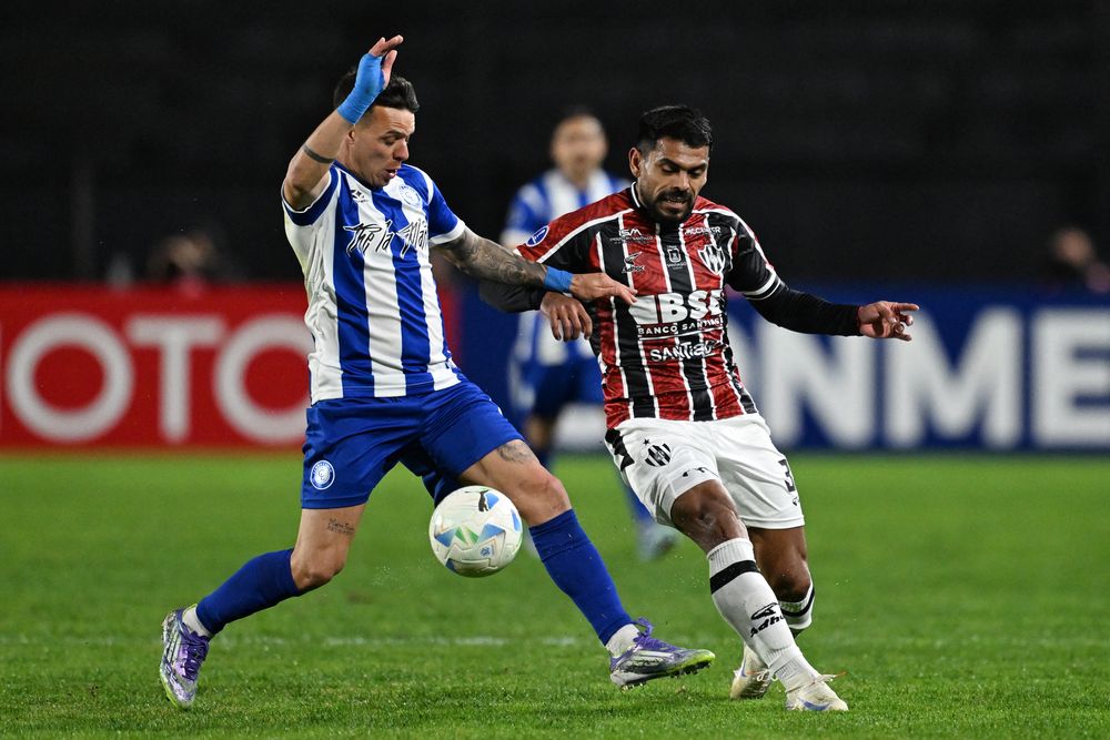 Leandro Otormín de Cerro Largo y Santiago Moyano de Central Córdoba por la Copa Sudamericana