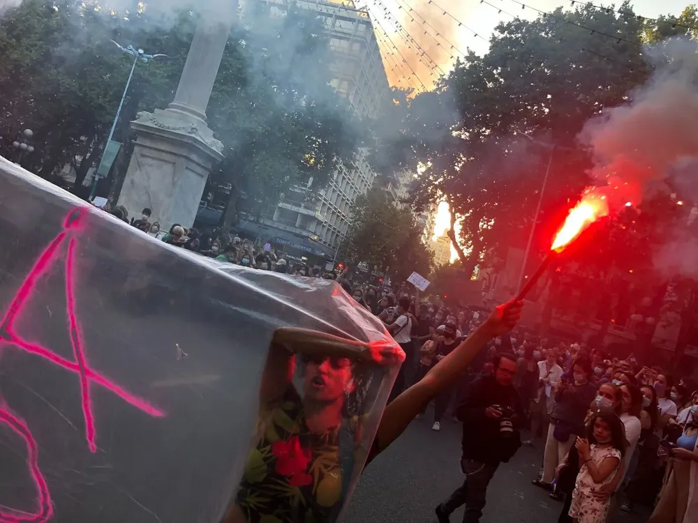 Una movilización organizada por mujeres y disidencias feministas autoconvocadas a nivel nacional recorrió 18 de Julio, desde Plaza Independencia hasta Plaza Cagancha