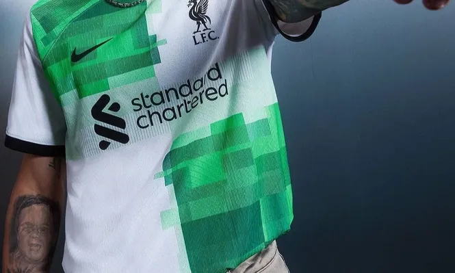 Darwin Núñez modelo de la nueva camiseta de Liverpool