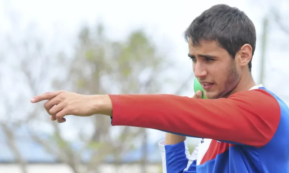 Sebastián Gorga intenta un lanzamiento de bala.