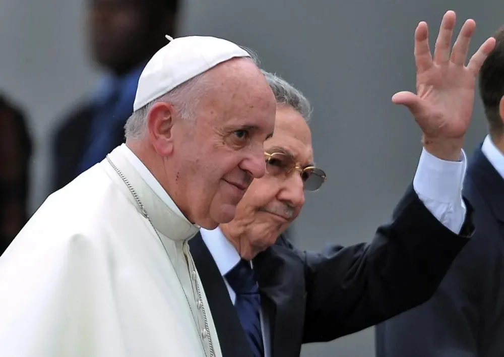 El papa Francisco saluda al arzobispo de la Arquidiócesis de La Habana, Jaime Ortega, junto al presidente de Cuba, Raúl Castro