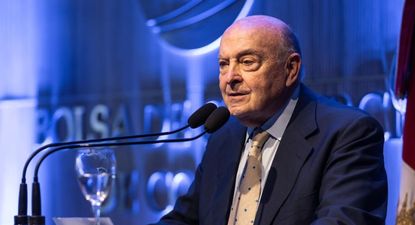 Cavallo valoró la baja del riesgo país y propuso declarar al dólar como moneda de curso legal