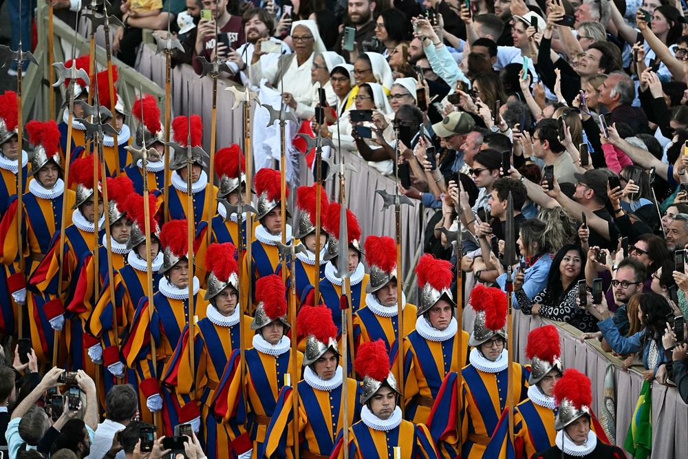 Guardia suiza en el Vaticano ante la elección de un nuevo papa