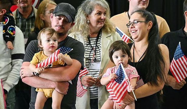 EE.UU. acogió a decenas de afrikáners como refugiados en mayo. EE.UU. acogió a decenas de afrikáners como refugiados en mayo.