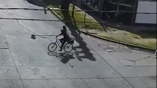 La imagen del secuestrador y la menor Maia Beloso en bicicleta