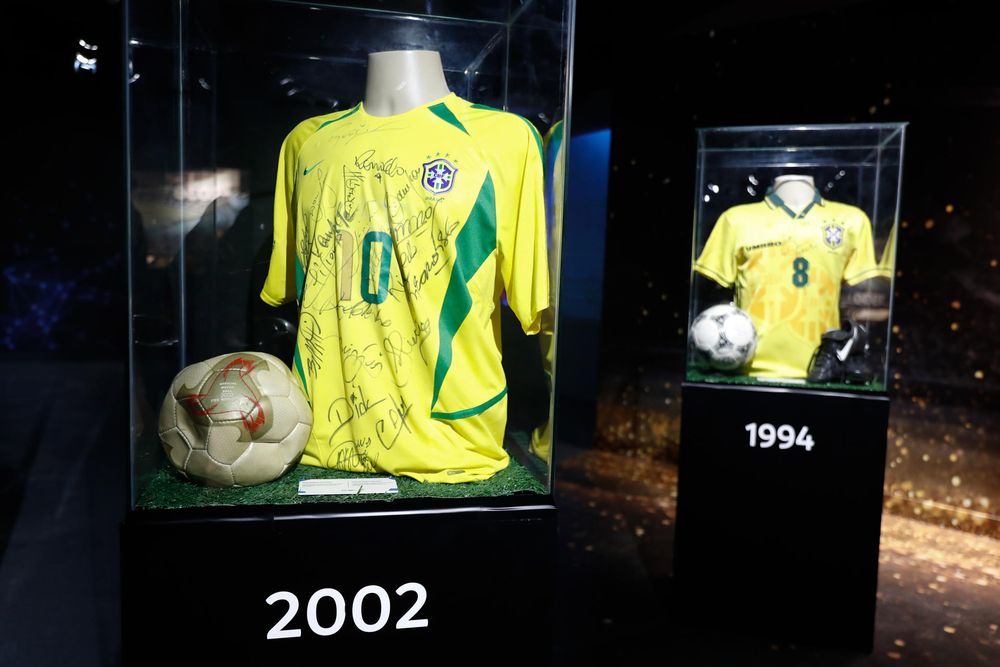 La camiseta del jugador brasileño Rivaldo (i) utilizada en el mundial Korea-Japón 2002 y la camiseta del jugador brasileño Dunga (d), utilizada durante el mundial Estados Unidos 1994