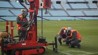 ngenieros estudian qué hay debajo del piso del estadio Centenario para saber si pueden bajar dos metros la cancha