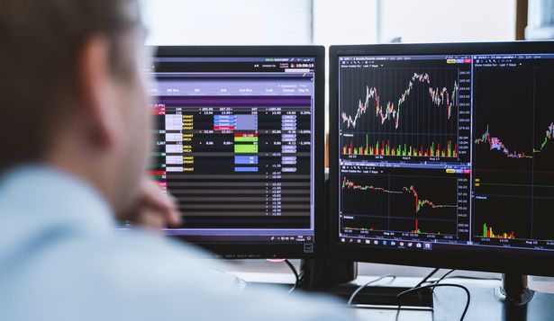 El dólar abre a la baja en Uruguay mientras el petróleo supera los US$ 100 y caen las bolsas