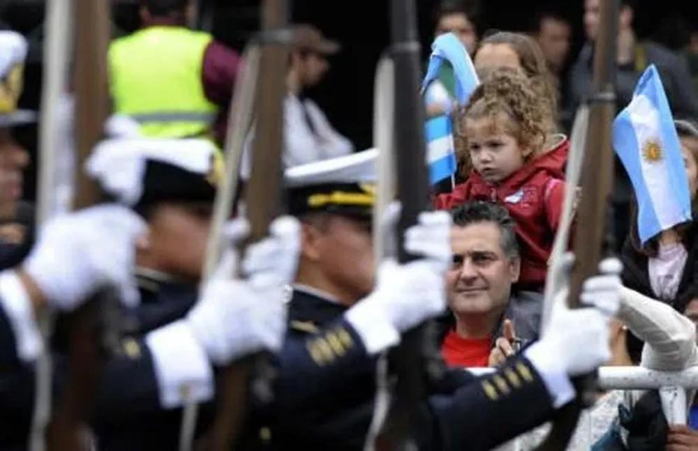 Desfile por el bicentenario en la avenida 9 de Julio