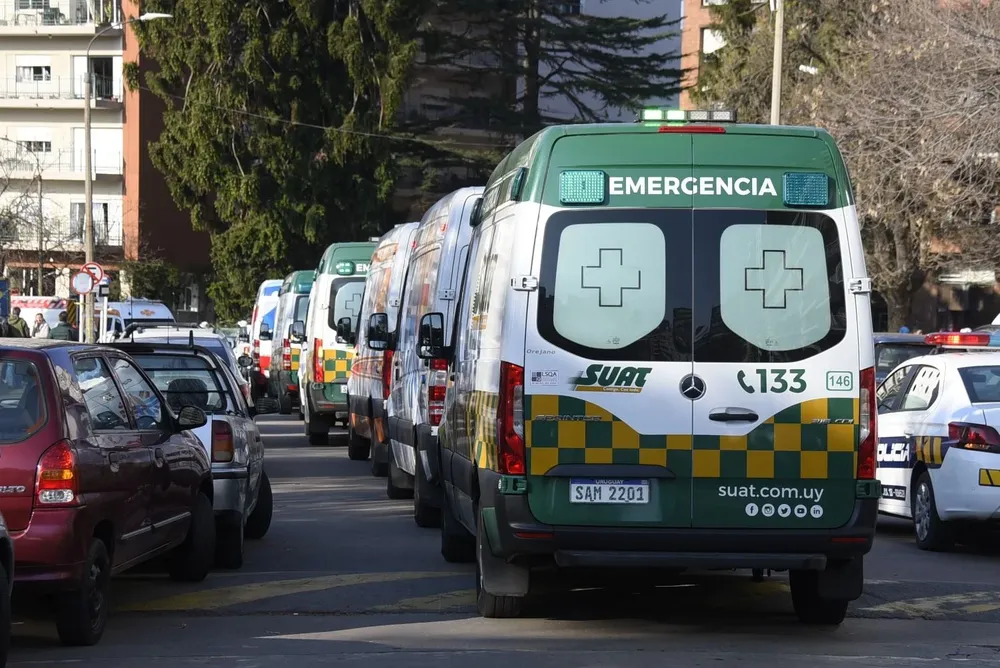 Varias ambulancias detenidas frente al edificio donde ocurrió la explosión en Villa Biarritz
