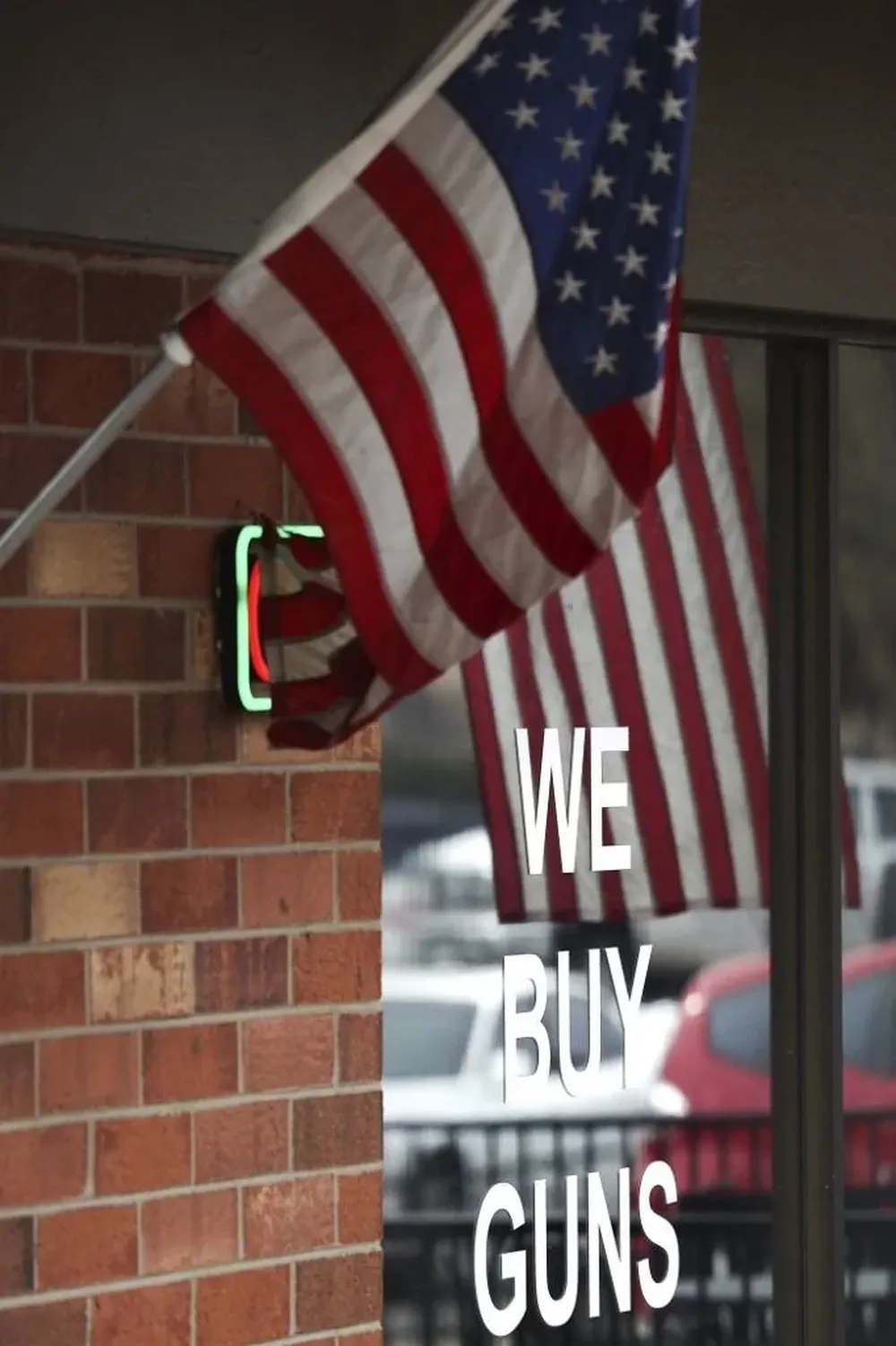 Bandera de Estados Unidos flamea en Colorado