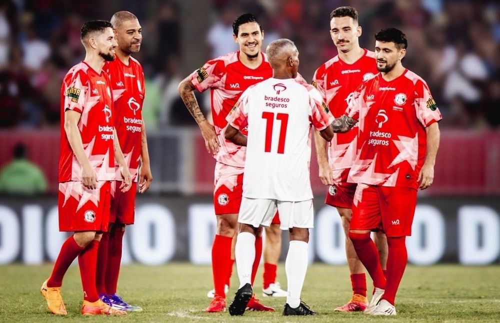 Giorgian De Arrascaeta enfrent&oacute; a Rom&aacute;rio en el juego de las estrellas en Maracan&aacute;