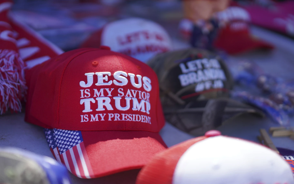 Gorras en apoyo a Trump durante la campaña 2024
