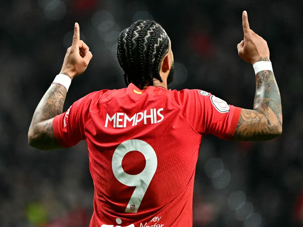 De la mano de Depay.