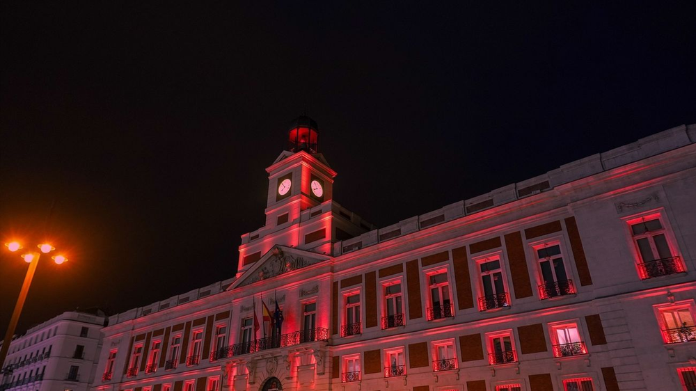 La Real Casa de Correos ilumina esta noche su fachada de naranja en recuerdo de los niños israelíes Ariel y Kfir Biba