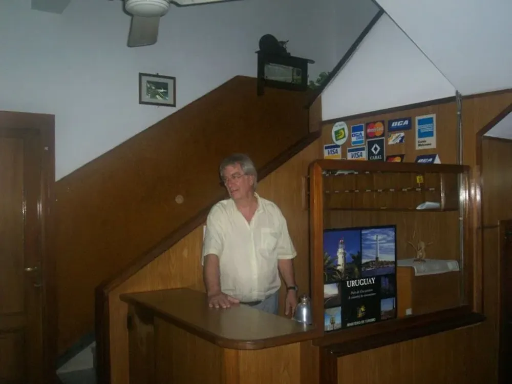 Mario Texeira en la recepción del hotel donde trabajaba