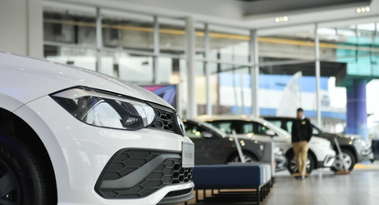 El ministro de Economía, Luis Caputo, informó que se eliminarán los impuestos internos para autos de entre $41 y $75 millones, reduciendo su precio en hasta un 20%.