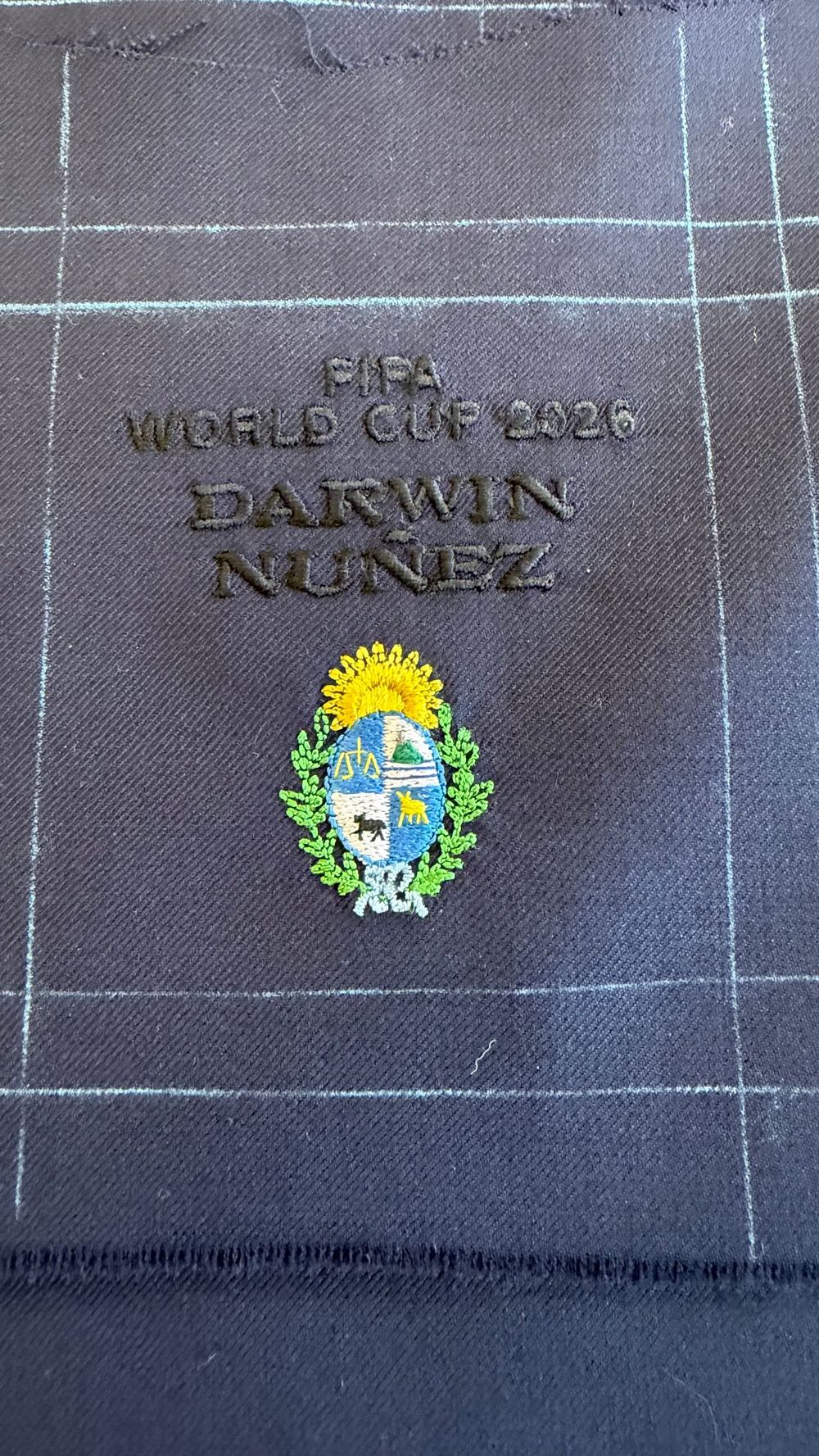 Los escudos para los trajes de la selección uruguaya en el Mundial 2026 diseñados por Gabriela Hearst