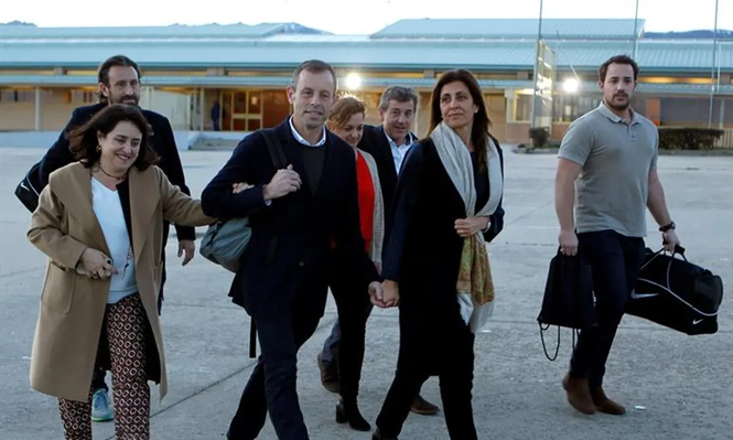 Sandro Rosell sale, acompañado de varios familiares, de la cárcel de Soto del Real&nbsp;