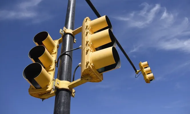 El nuevo semáforo se instala en el cruce de Agraciada y Francisco Tajes