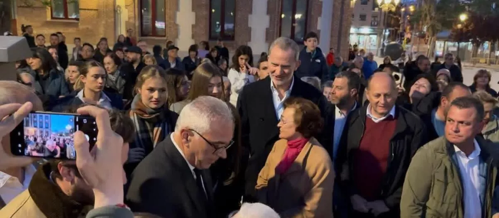 El Rey Felipe, la Reina Letizia, y sus hijas, en la procesión del Silencio, en el barrio madrileño de Carabanchel. &nbsp;&nbsp;