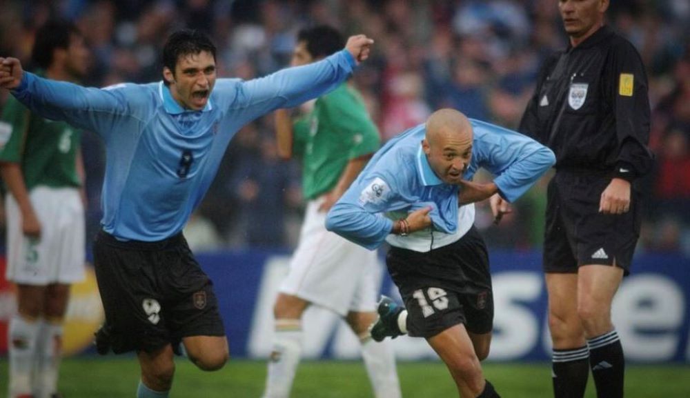 Javier Chevantón y Carlos Bueno celebrando uno de los golazos del primero de ellos con la selección de Uruguay; ambos son muy amigos