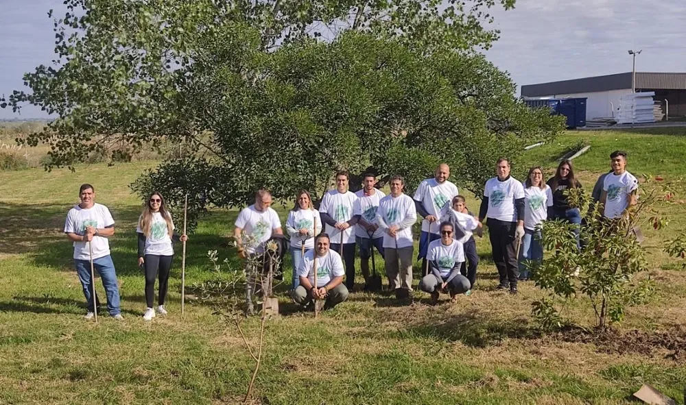 El equipo de Kingspan Bromyros en jornada de plantación de árboles